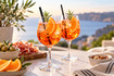 Italiaanse Spritz met sinaasappel en ijs op een zonnig terras